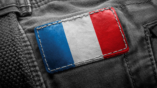 フランス国旗が縫い付けられたアパレルのイメージ画像
