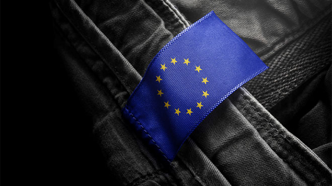 EUの旗が縫い付けられたアパレルのイメージ画像