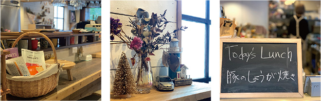 カウンターに並ぶお酒の瓶、テーブルに置かれた花、手書きのメニューボード