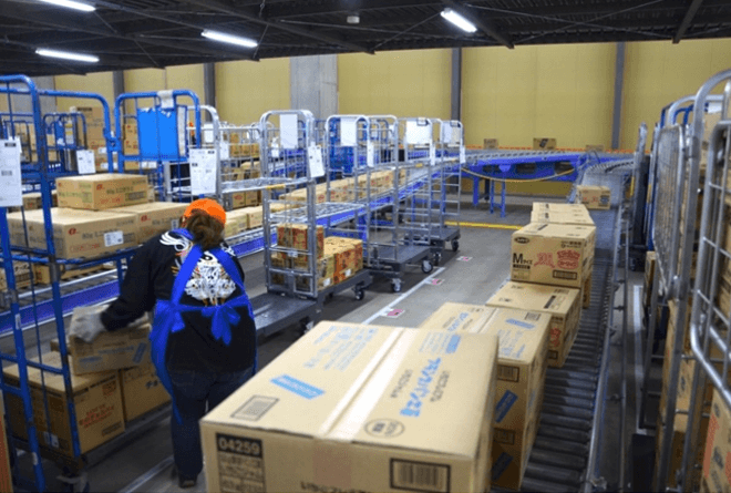 配送前の荷物仕分けの画像