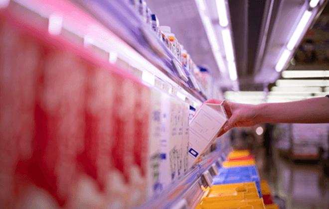 陳列棚に牛乳パックが並ぶ画像