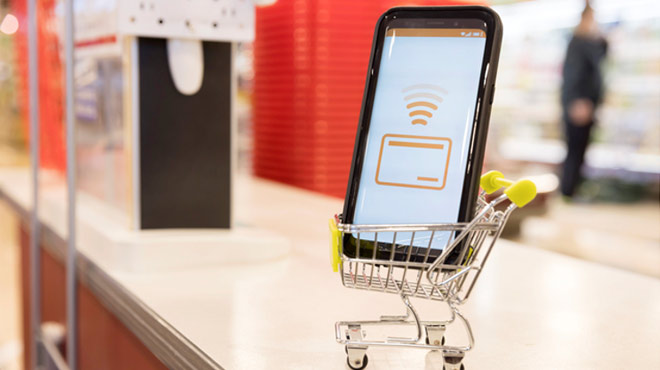 スマホで決済しているイメージ画像