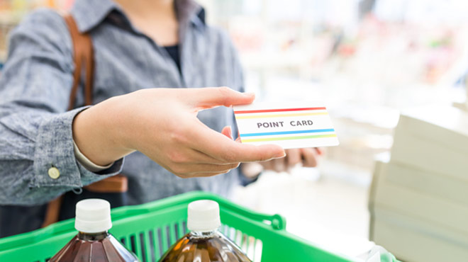 買い物の支払い時にポイントカードを提示しているイメージ画像