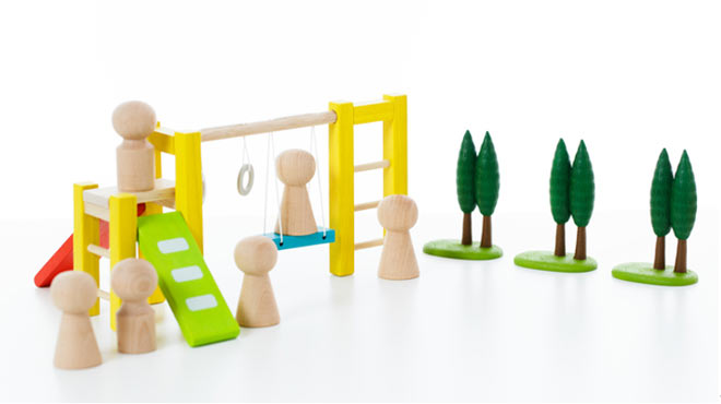 遊具で遊ぶ子どもたちの木製の玩具