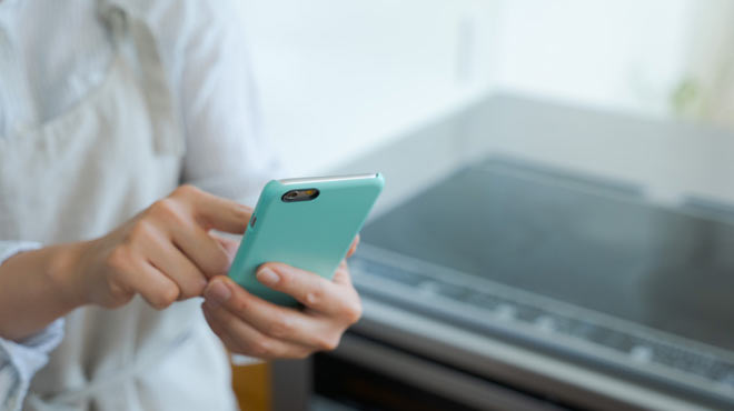 スマホを操作している画像