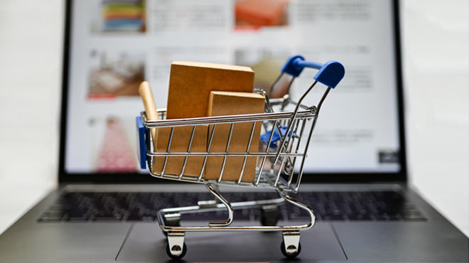 小さいショッピングカートがPCの載っているのイメージ画像