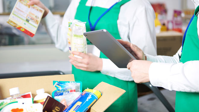 スーパーにて商品を選定しているイメージ画像