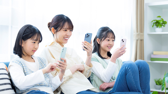 スマートフォンを見ているデジタルネイティブの人たちのイメージ画像