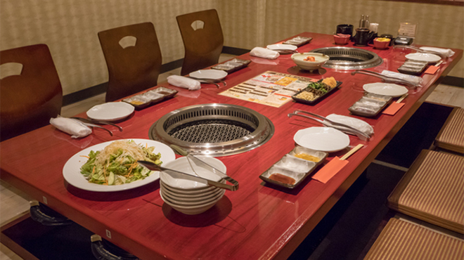 焼肉店のテーブルのイメージ画像
