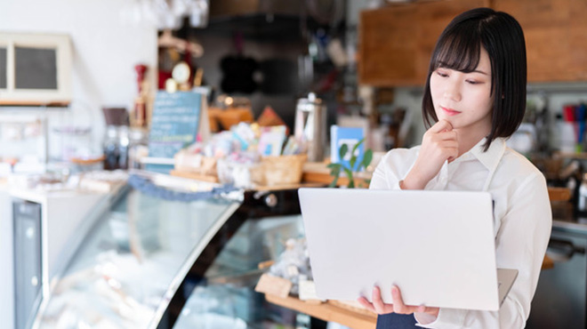 PCで分析している女性のイメージ画像