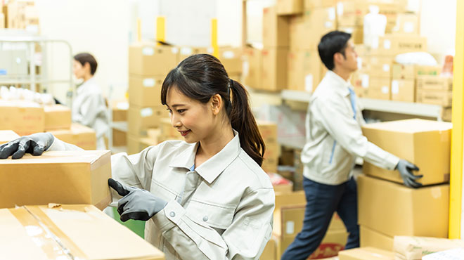 製造業の倉庫で入出庫管理を行う作業担当者のイメージ｜在庫確認と品質管理の現場風景