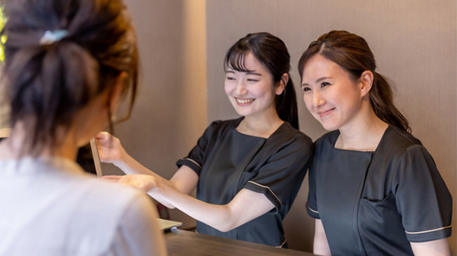接客する女性たちのイメージ画像