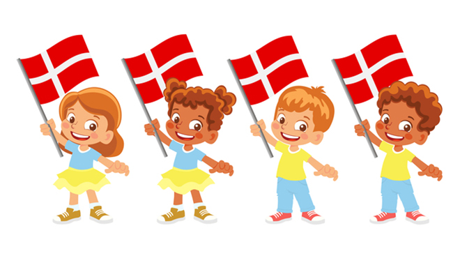 デンマーク国旗を持つ4人の子供のイメージ画像