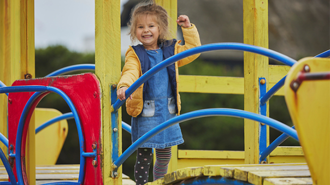 遊具で遊ぶ子供のイメージ画像