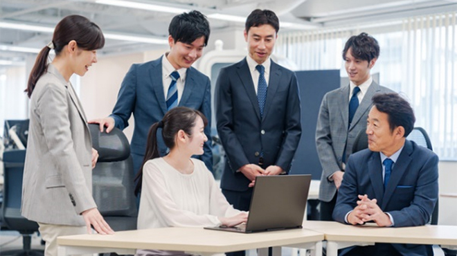 オフィスで話し合う人々のイメージ画像