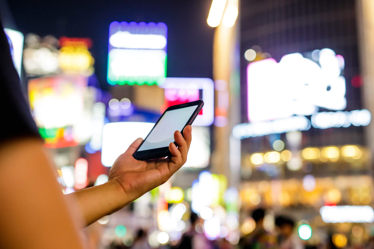 スマートフォンを持つ手