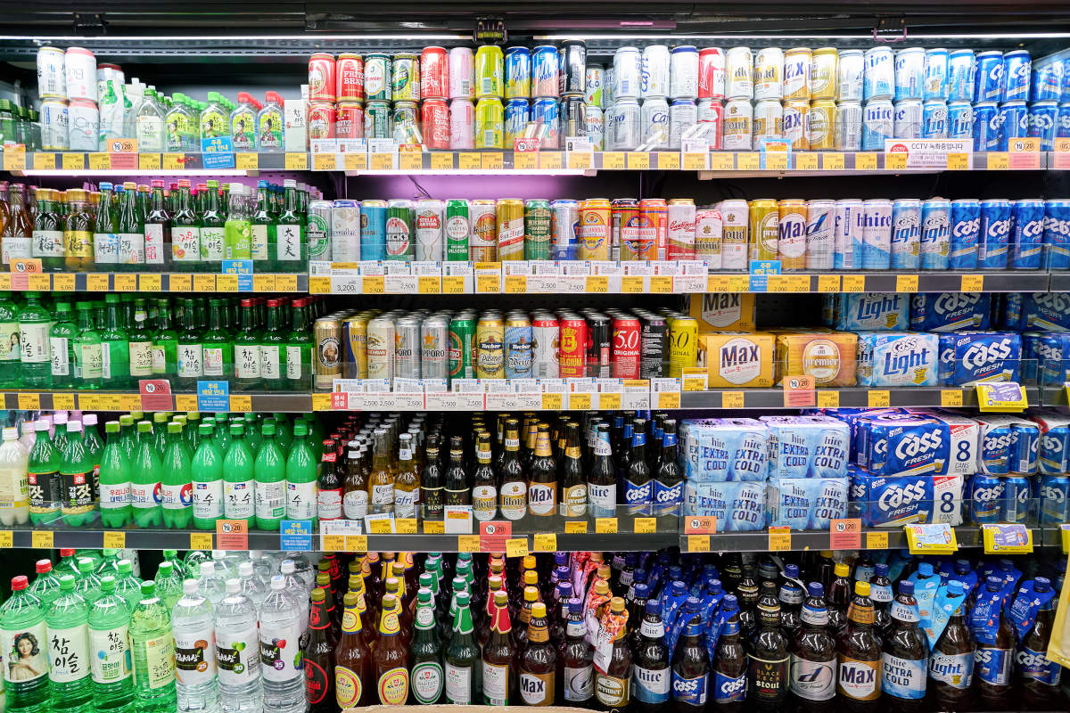 L型ゴンドラに並ぶ飲料品の写真