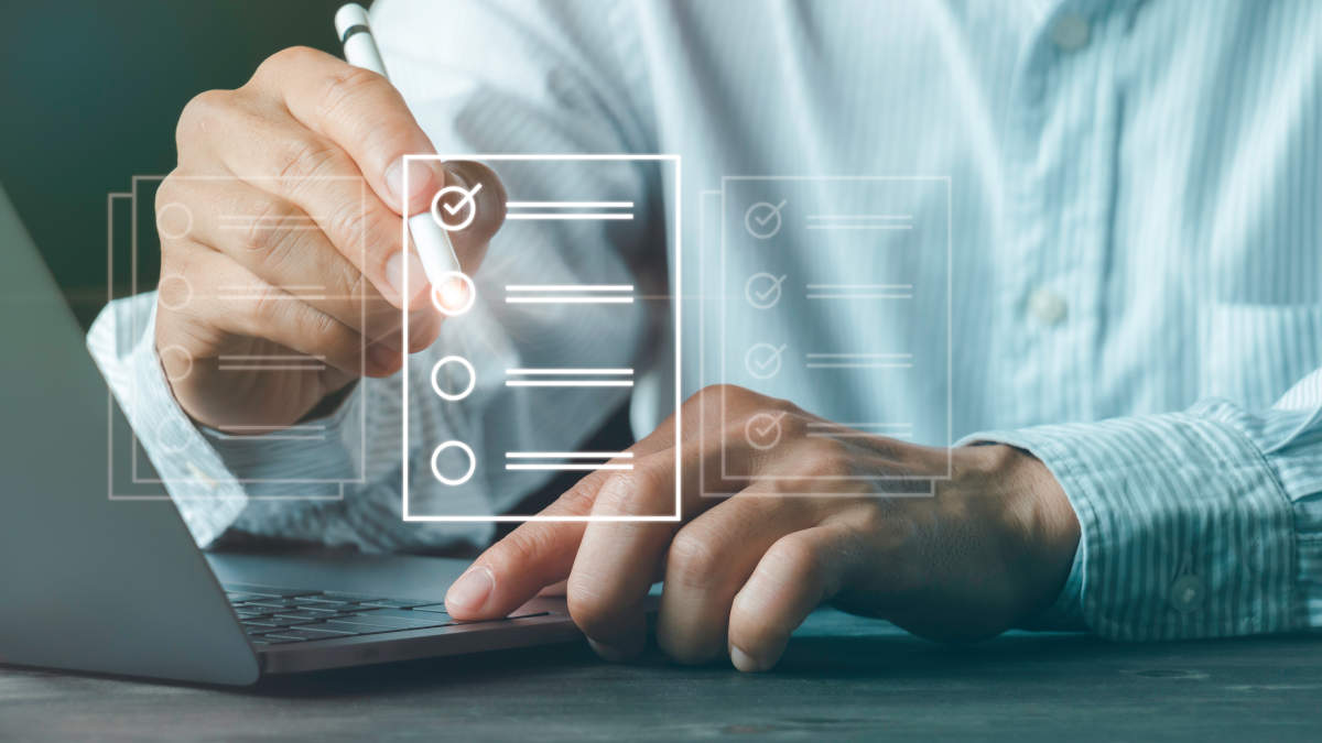 アンケートに答える人のイメージ