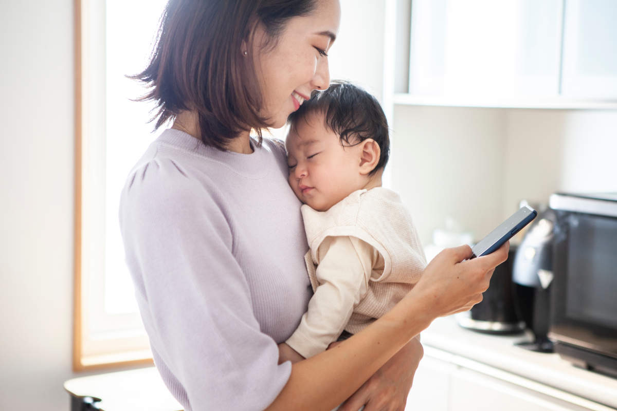赤ちゃんを抱っこしている女性の写真