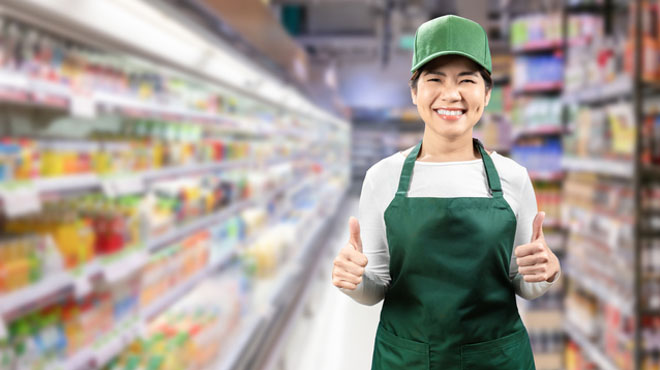 女性店員がサムズアップして笑っているイメージ画像
