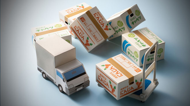 女性店員がサムズアップして笑っているイメージ画像