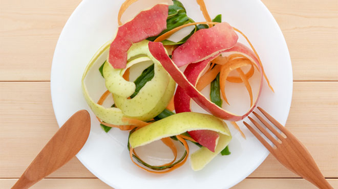 皿に乗ったリンゴの皮のイメージ画像