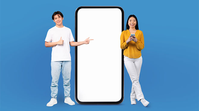 スマートフォンと男女のイメージ画像