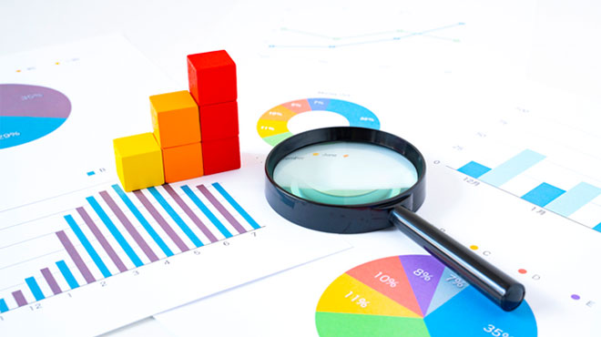 グラフとルーペのイメージ画像