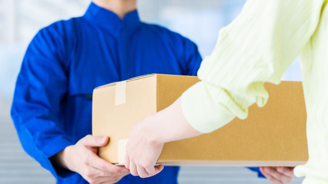 荷物を受け渡しているのイメージ画像