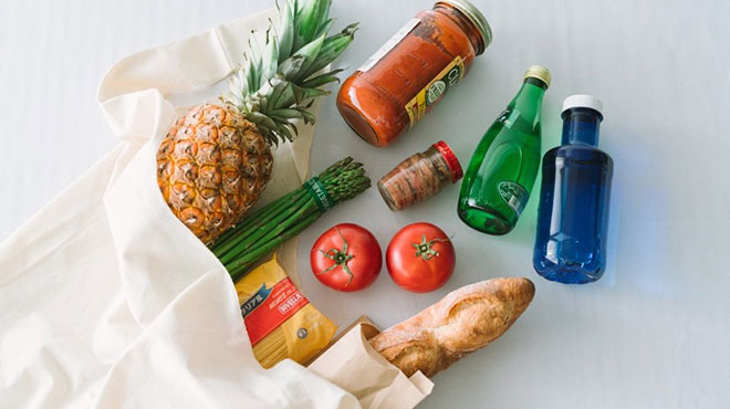 スーパーマーケットで買った品物のイメージ画像