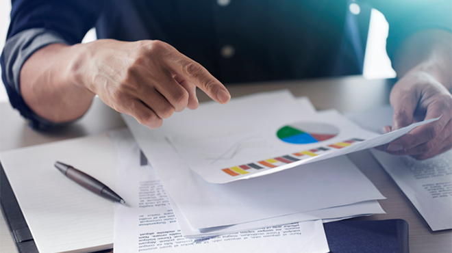 書類を指差す手元の画像