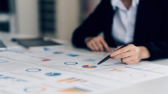 ペンでグラフを指す手元のイメージ画像