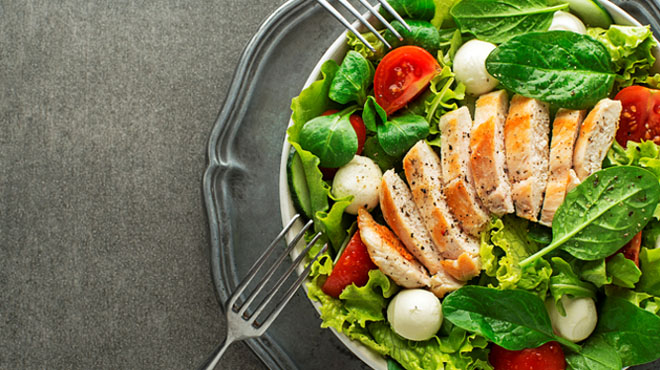 チキンとサラダの盛り合わせのイメージ画像