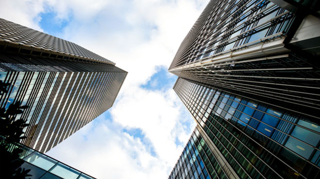 高層ビルと青空のイメージ画像