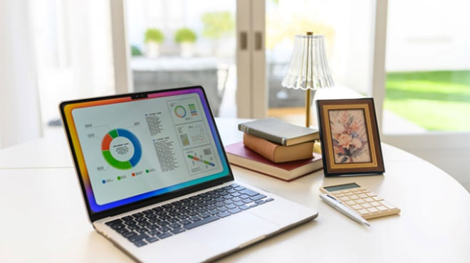 テーブルに置かれたノートパソコンのイメージ画像