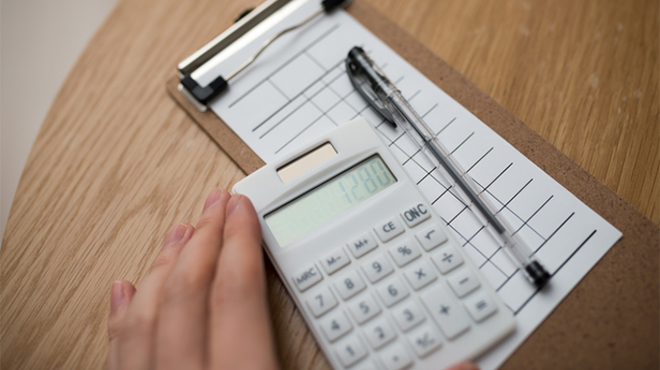 伝票と電卓のイメージ画像