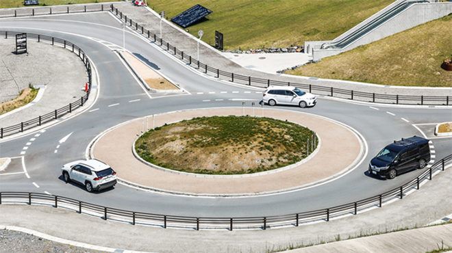 運行中の自動運転バスのイメージ画像
