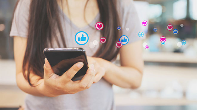 スマートフォンを操作する人物のイメージ画像