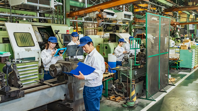 製造業の生産現場：作業員がデータ収集を行う従来型の工場ライン