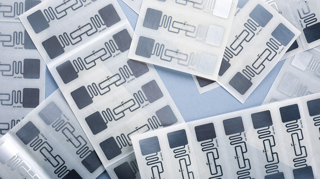 複数のRFタグを並べて撮影したクローズアップ。タグの形状が分かる