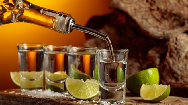 お酒をグラスに注ぐイメージ画像