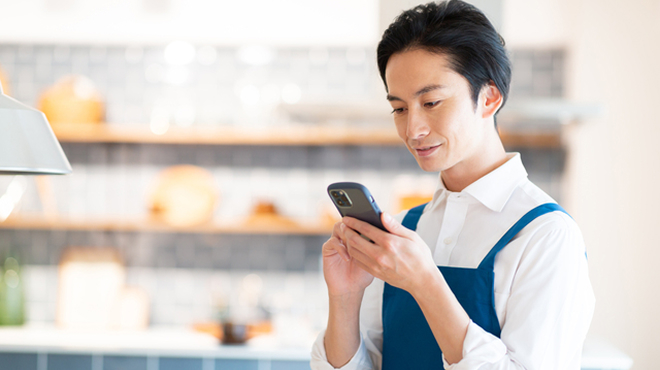 スマートフォンの画面を見るイメージ画像