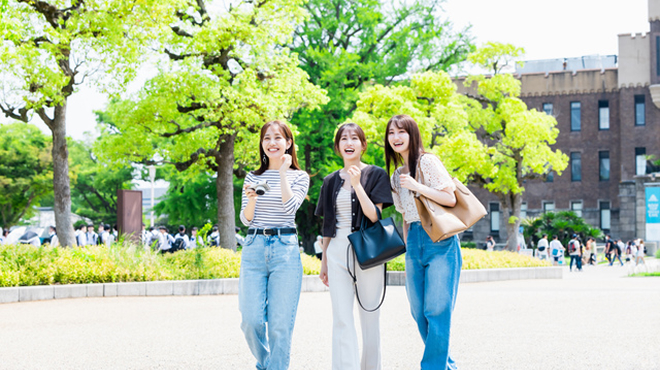 街を歩く3人の女性のイメージ画像