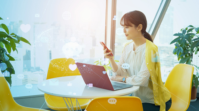 スマートフォンを操作する女性のイメージ画像