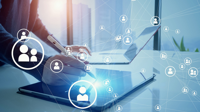 タブレットを操作するイメージ画像