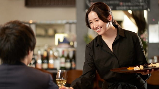 ワインを提供する店員のイメージ画像