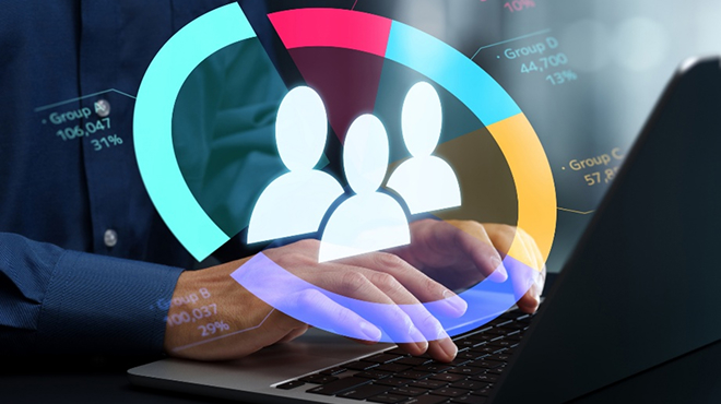 パソコンを操作してPOSデータを管理しているイメージ画像