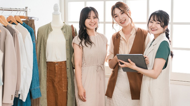 タブレットを活用するアパレル店員のイメージ画像