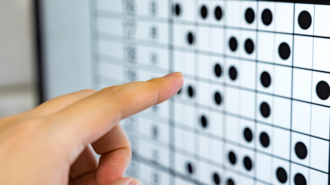 シフト表を確認しているイメージ画像