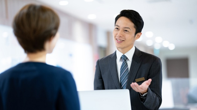 説明をする男性のイメージ画像